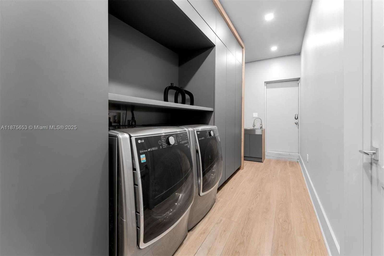 Small Image of 2887 PINE TREE DR, Miami Beach Number 34