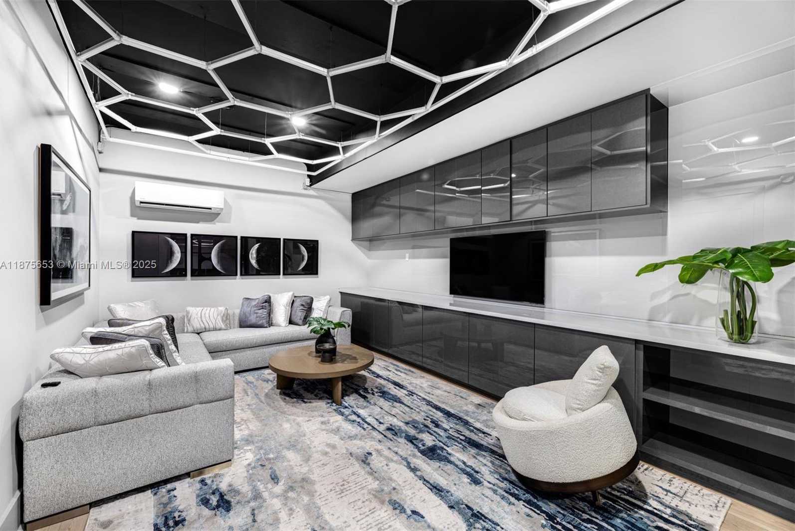 Small Image of 2887 PINE TREE DR, Miami Beach Number 35