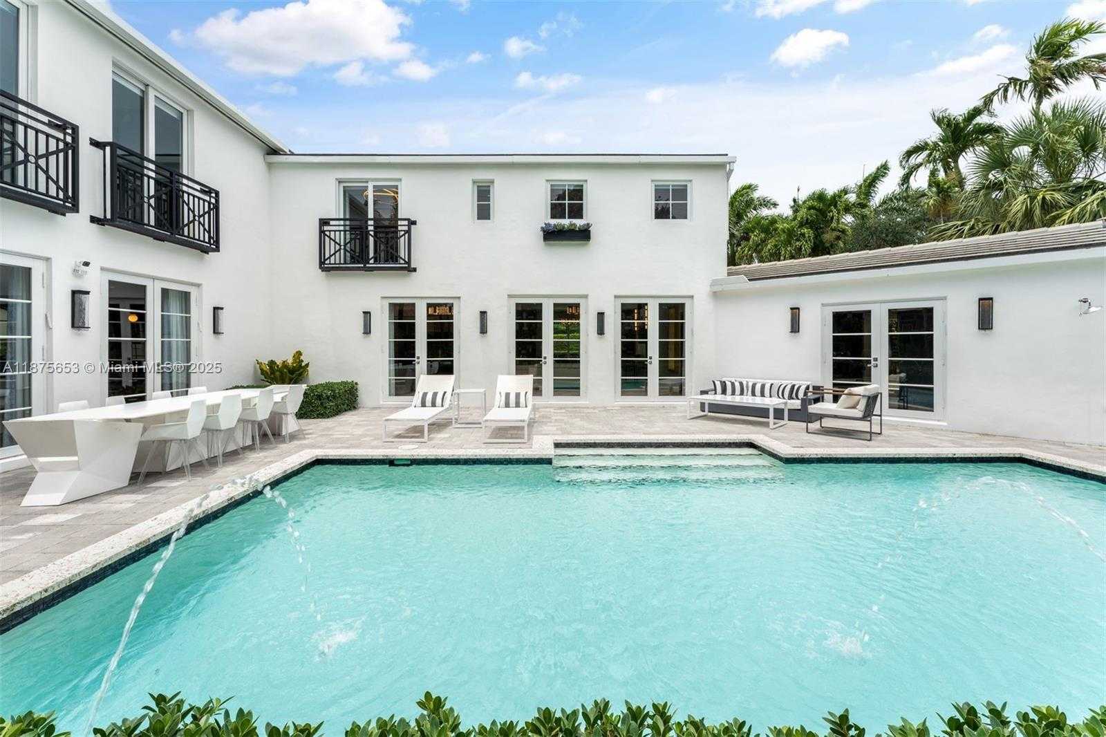Small Image of 2887 PINE TREE DR, Miami Beach Number 36