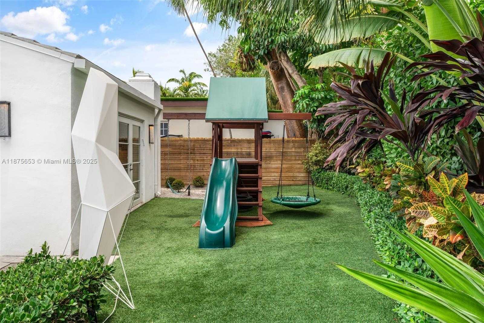 Small Image of 2887 PINE TREE DR, Miami Beach Number 38