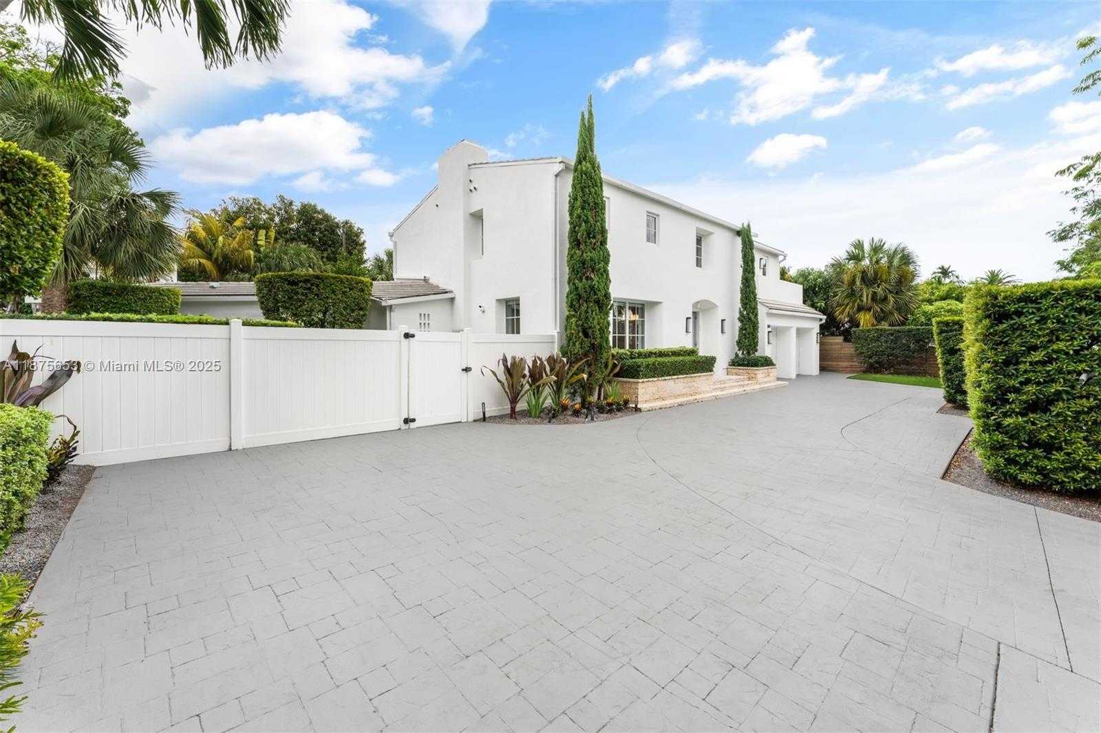 Small Image of 2887 PINE TREE DR, Miami Beach Number 39