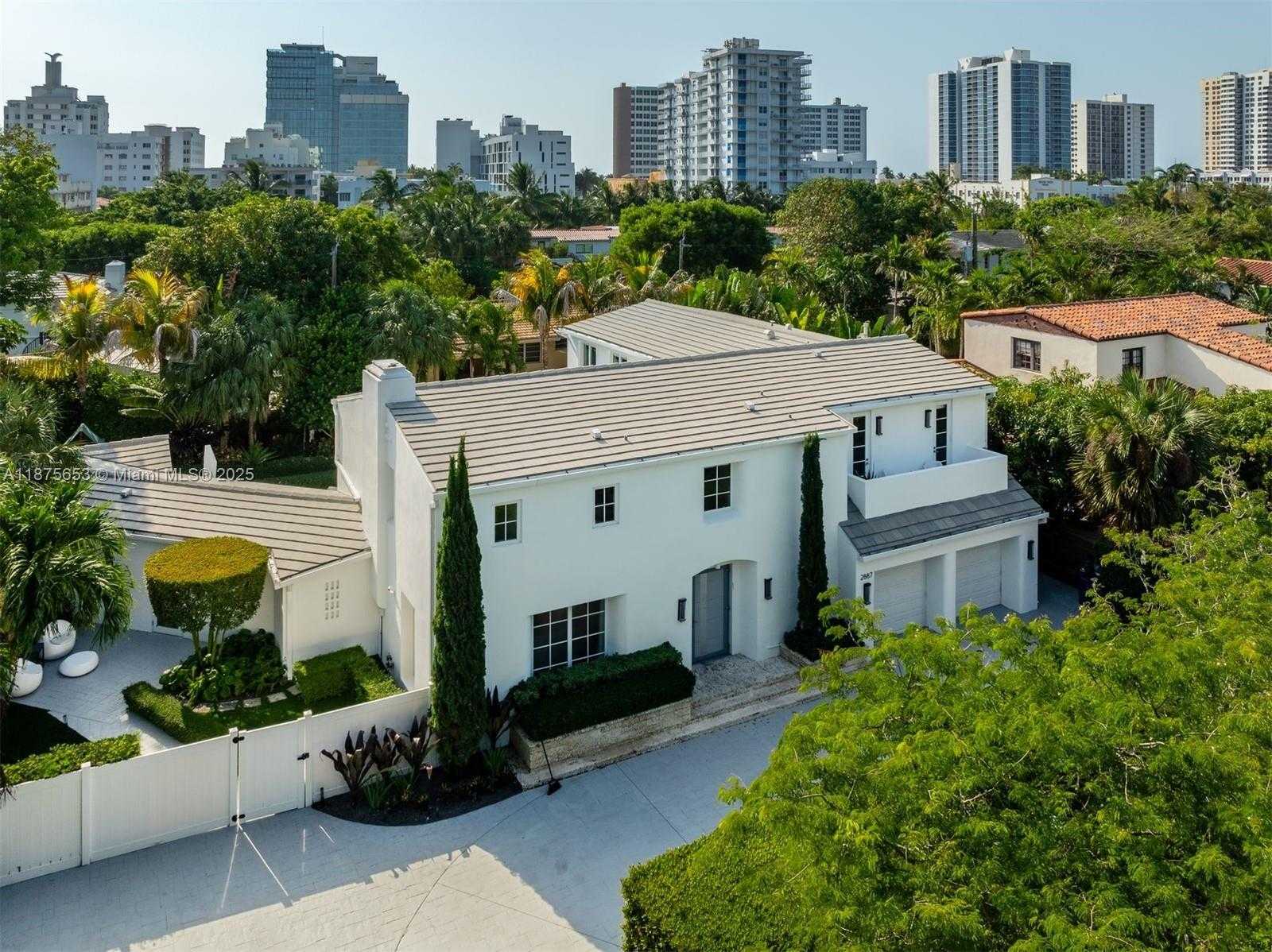Small Image of 2887 PINE TREE DR, Miami Beach Number 42