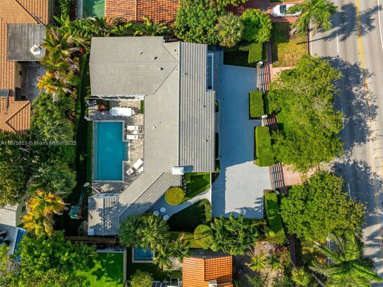 Small Image of 2887 PINE TREE DR, Miami Beach Number 43