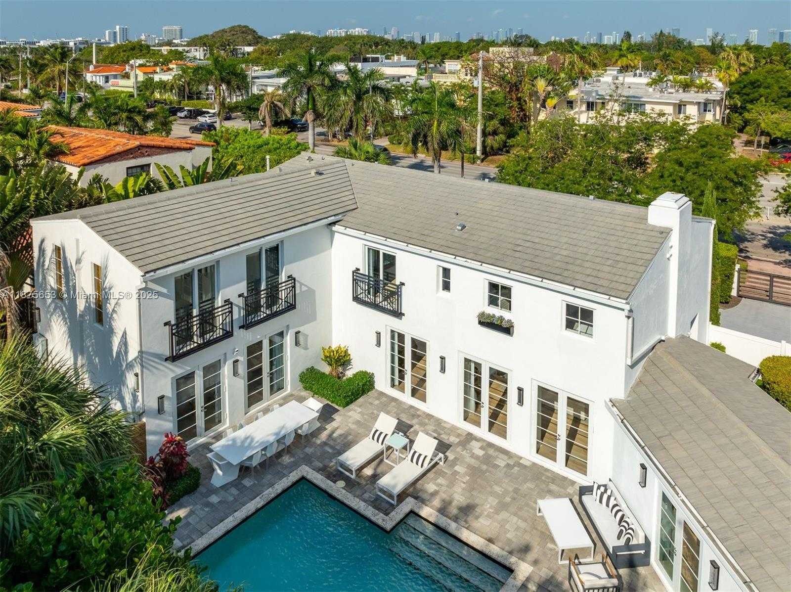 Small Image of 2887 PINE TREE DR, Miami Beach Number 44
