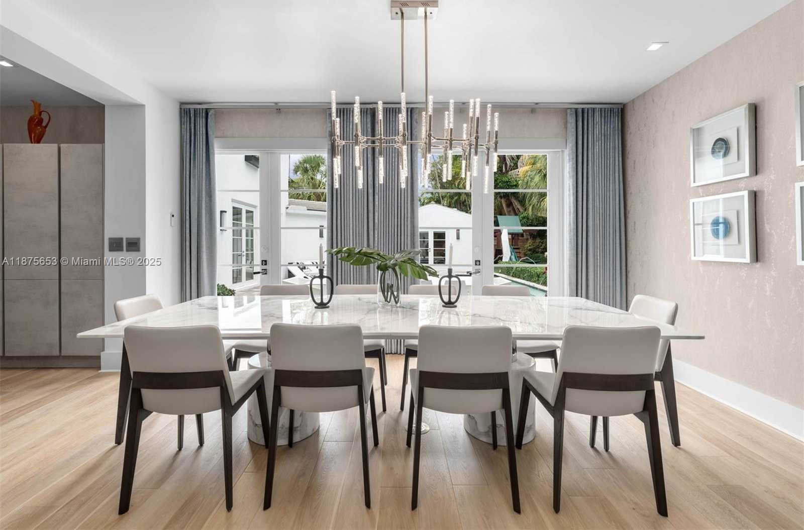Small Image of 2887 PINE TREE DR, Miami Beach Number 5