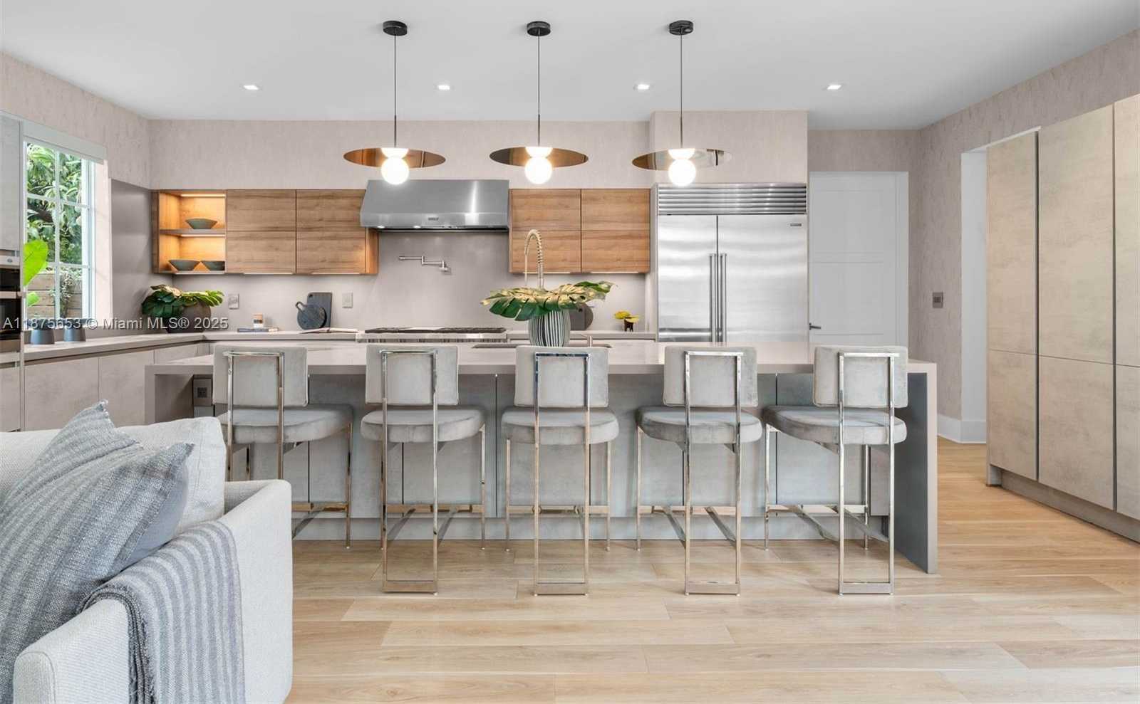 Small Image of 2887 PINE TREE DR, Miami Beach Number 6