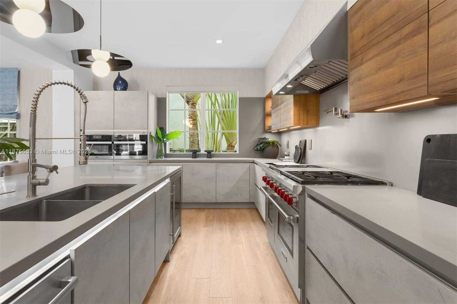 Small Image of 2887 PINE TREE DR, Miami Beach Number 7