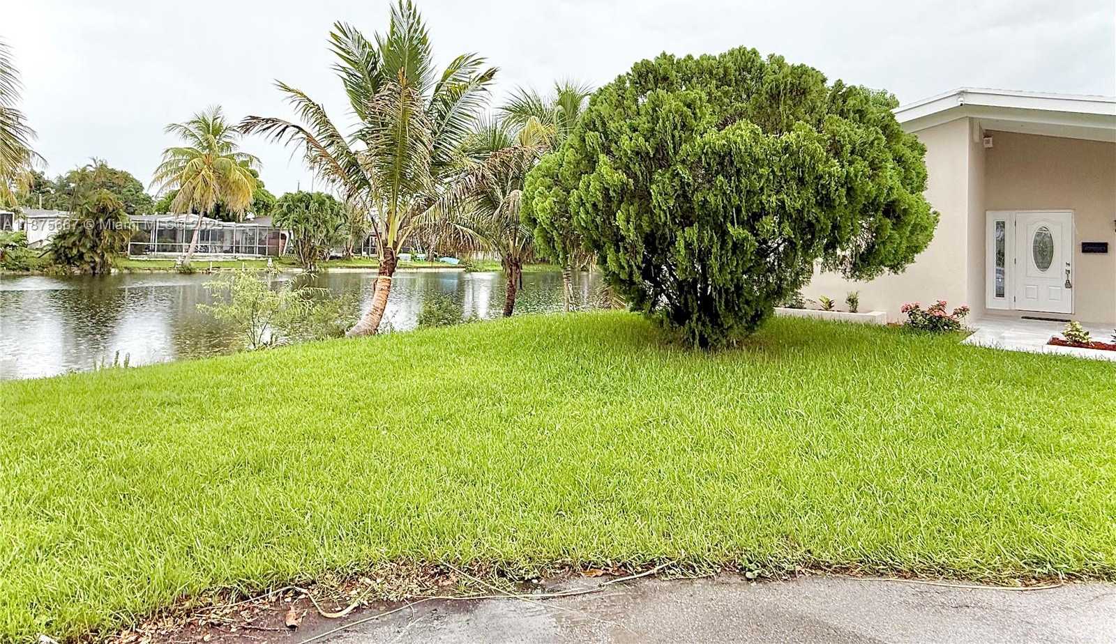 Small Image of 6708 CAMELIA DR, Miramar Number 2