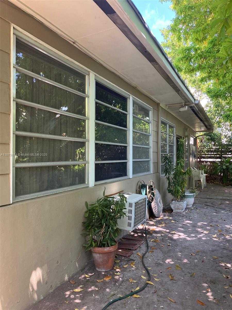 Small Image of 737 WOODCREST RD, Key Biscayne Number 4