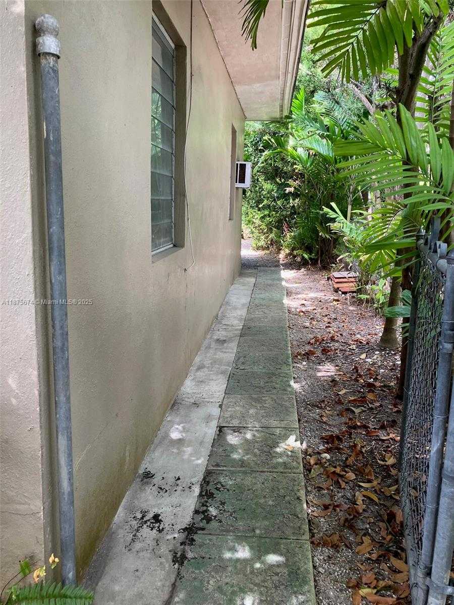 Small Image of 737 WOODCREST RD, Key Biscayne Number 6