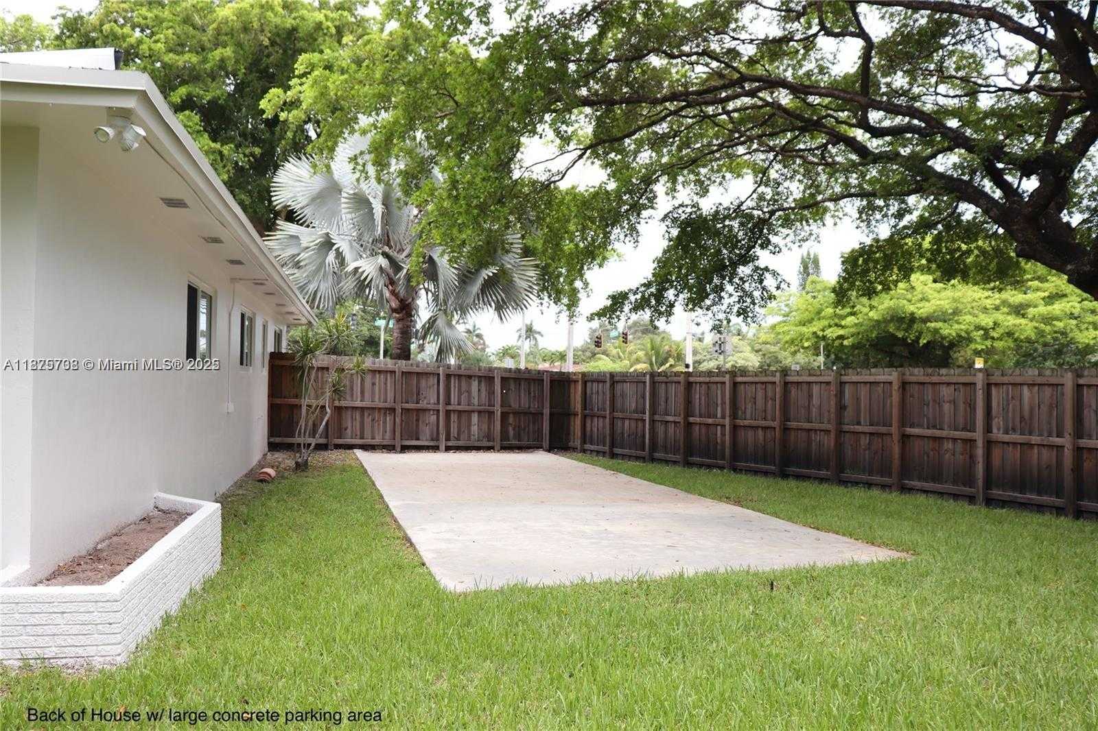 Small Image of 861 NORTH RAINBOW DR, Hollywood Number 8