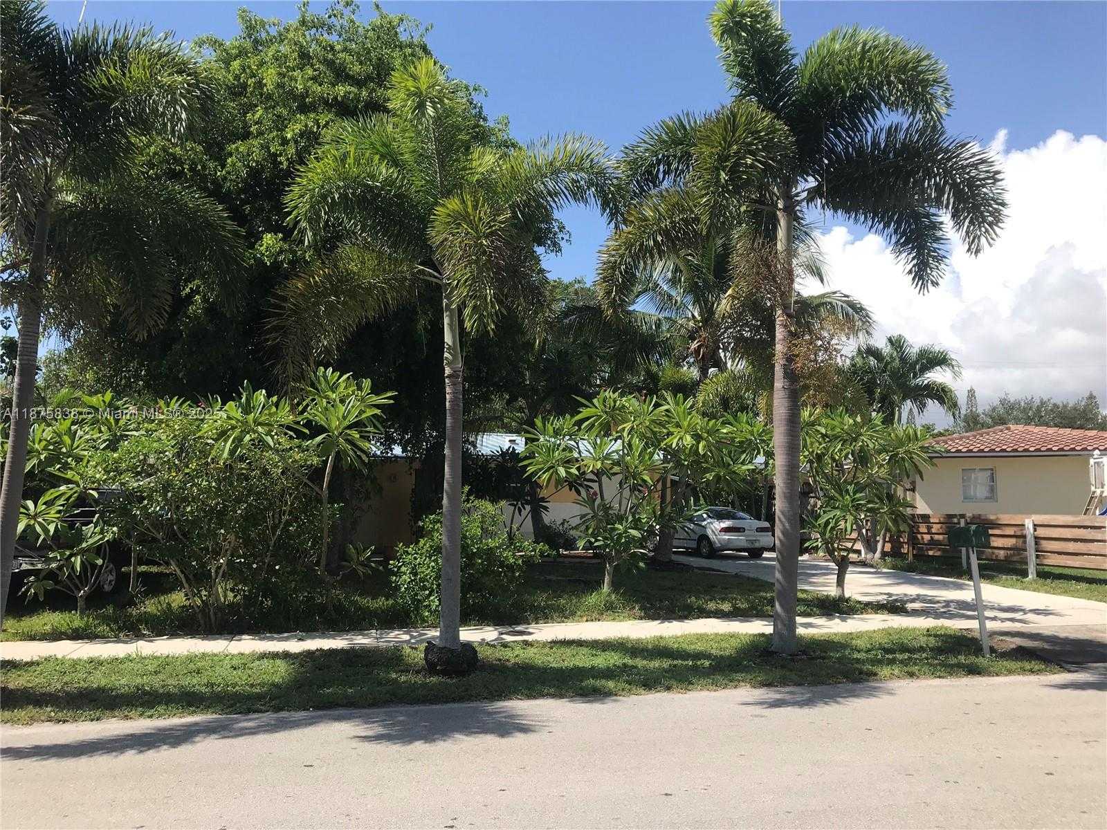 Small Image of 740 NORTH EAST 50TH CT, Deerfield Beach Number 3