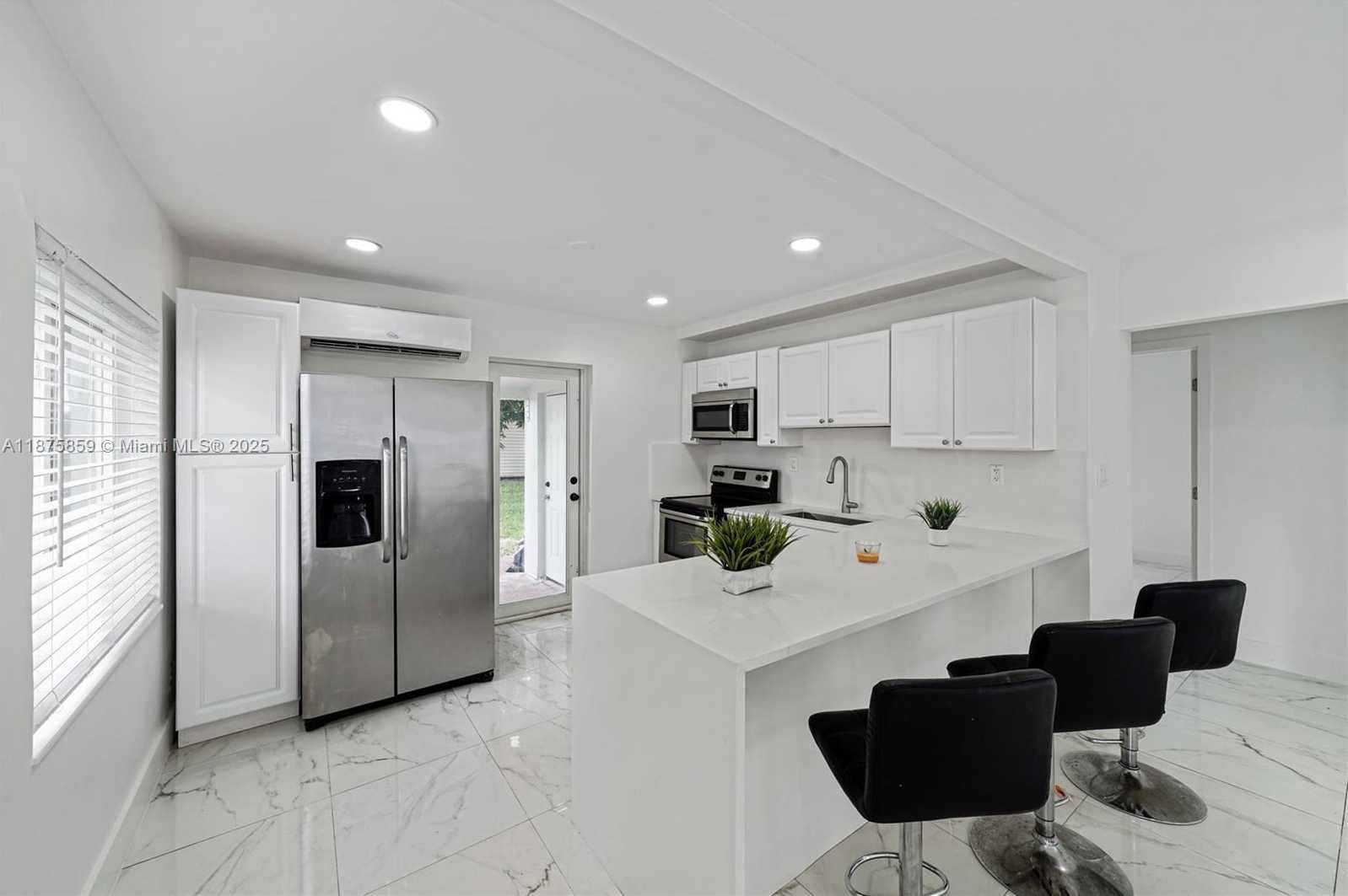 Small Image of 2431 COOLIDGE ST, Hollywood Number 3