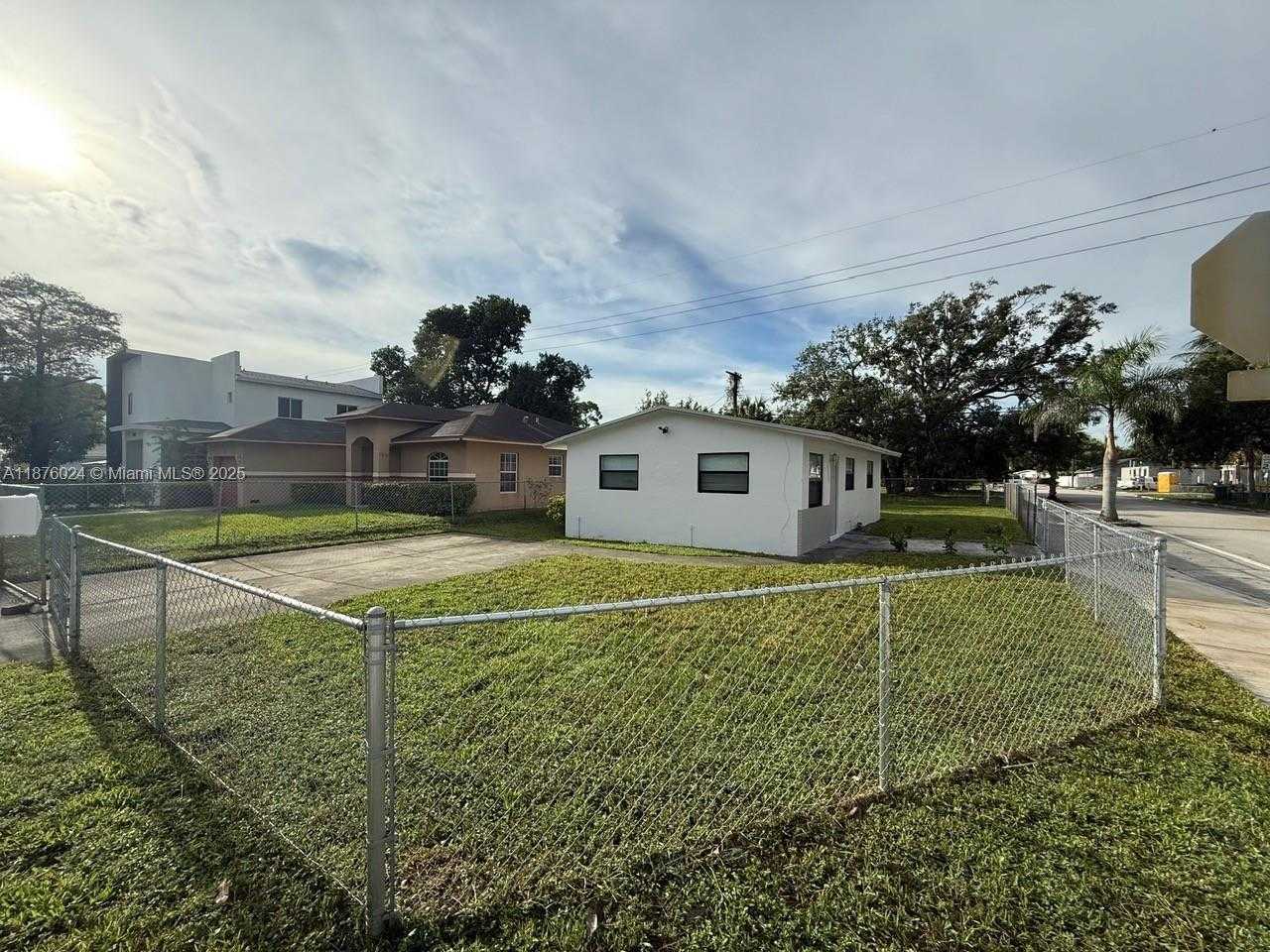 Small Image of 2798 NORTH WEST 9TH PL, Fort Lauderdale Number 3