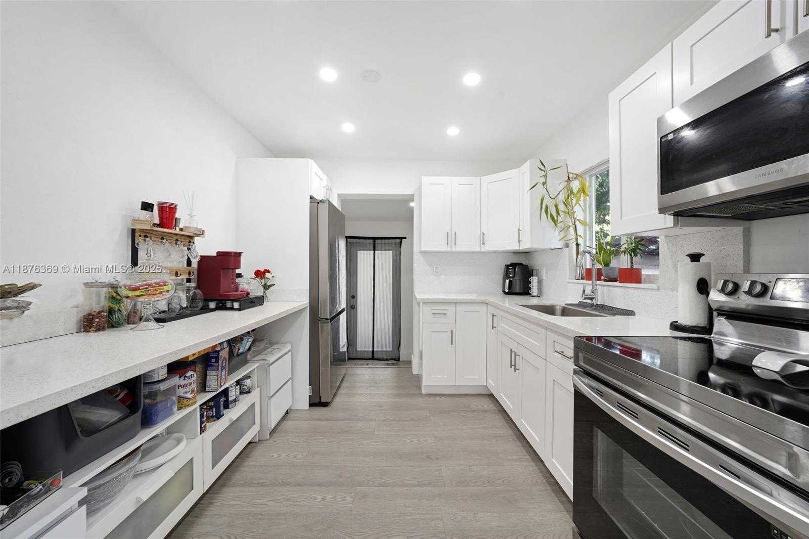 Small Image of 6404 MEADE ST, Hollywood Number 3