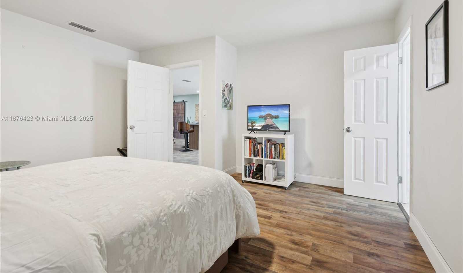 Small Image of Hollywood Number 42