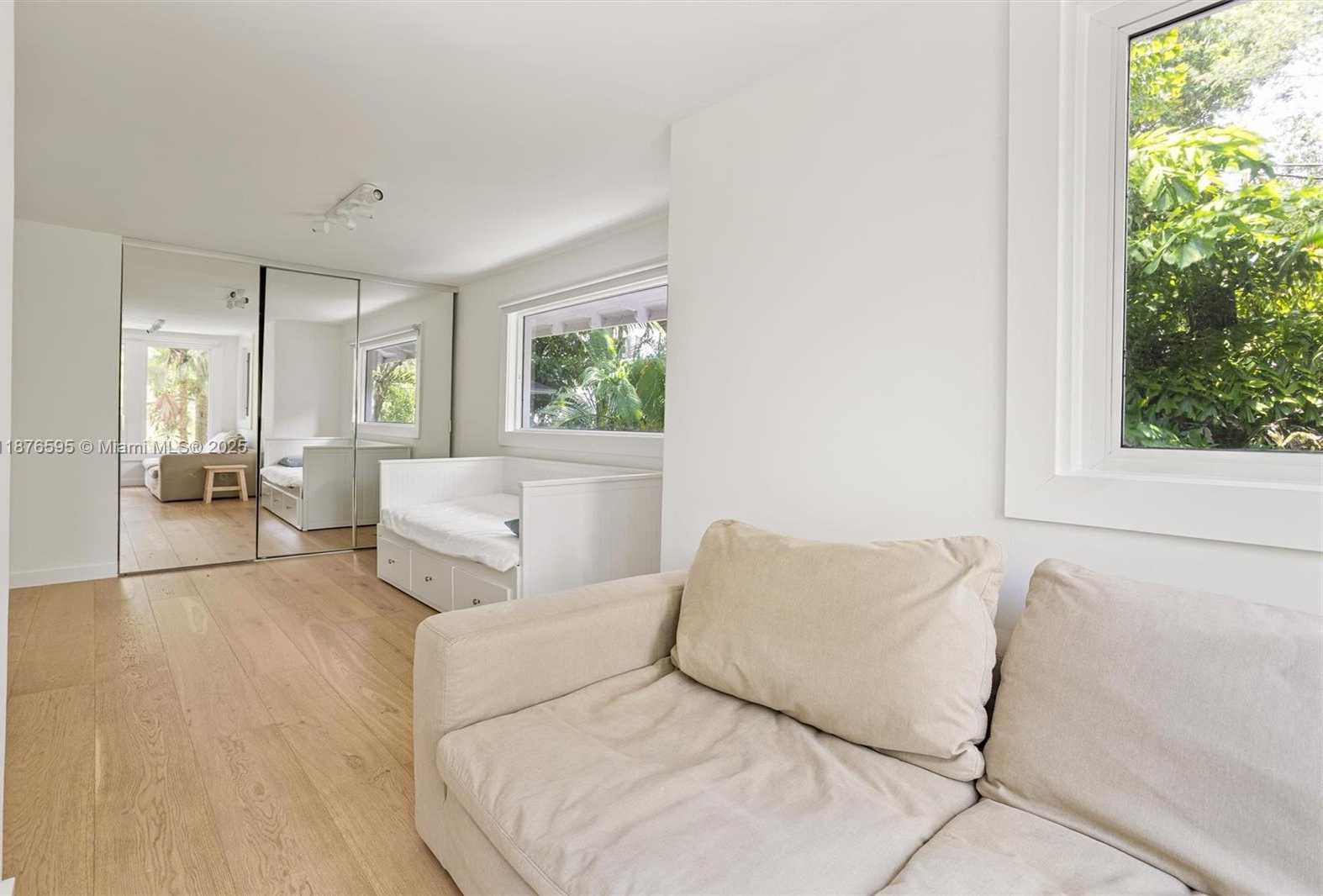 Small Image of 4286 SOUTH DOUGLAS RD, Miami Number 25