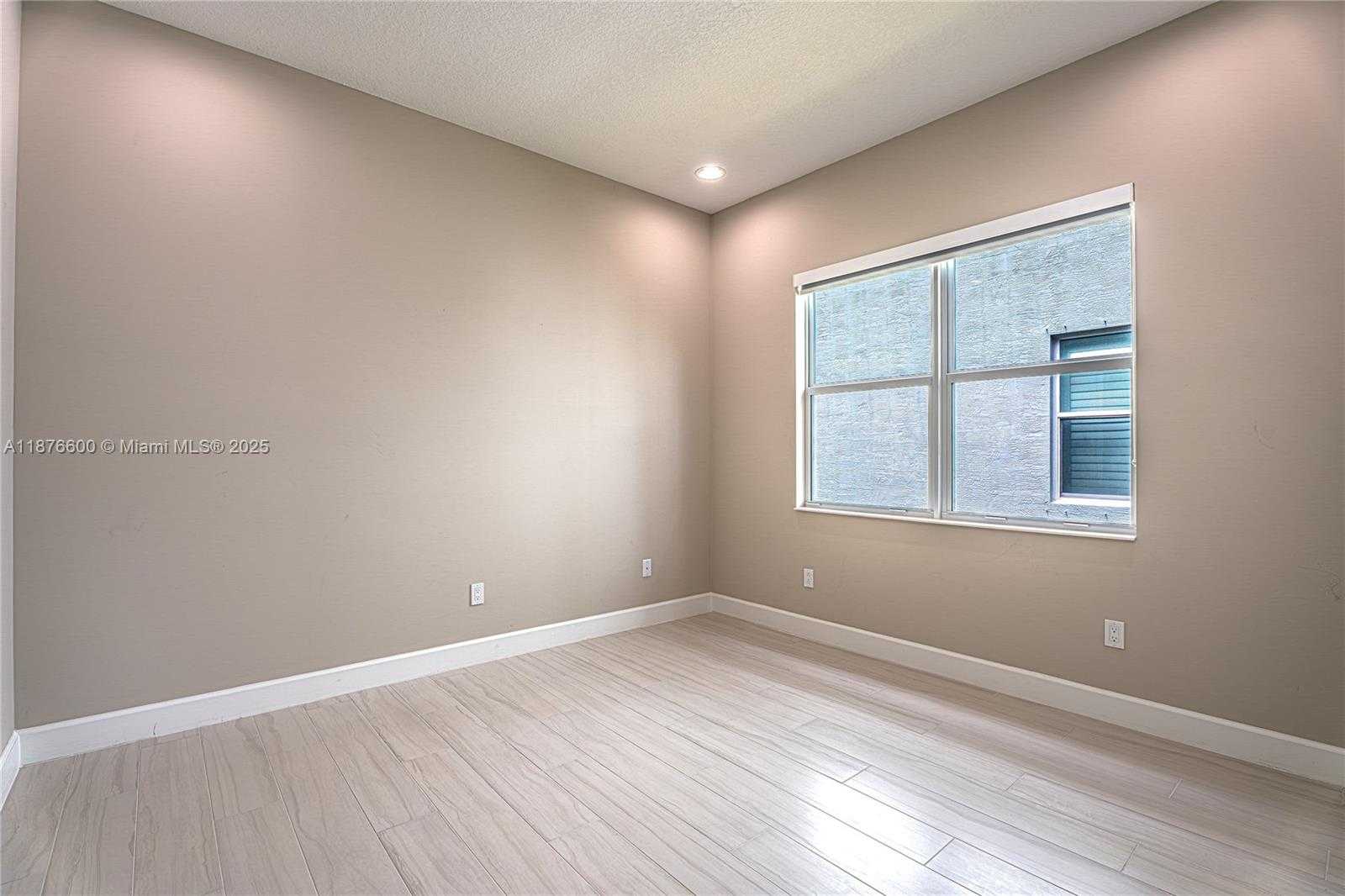 Small Image of 15431 GOLDFINCH CIR, Westlake Number 31