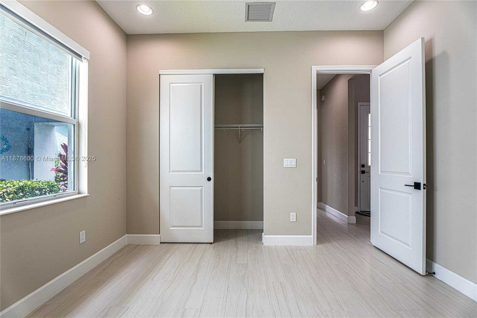 Small Image of 15431 GOLDFINCH CIR, Westlake Number 33
