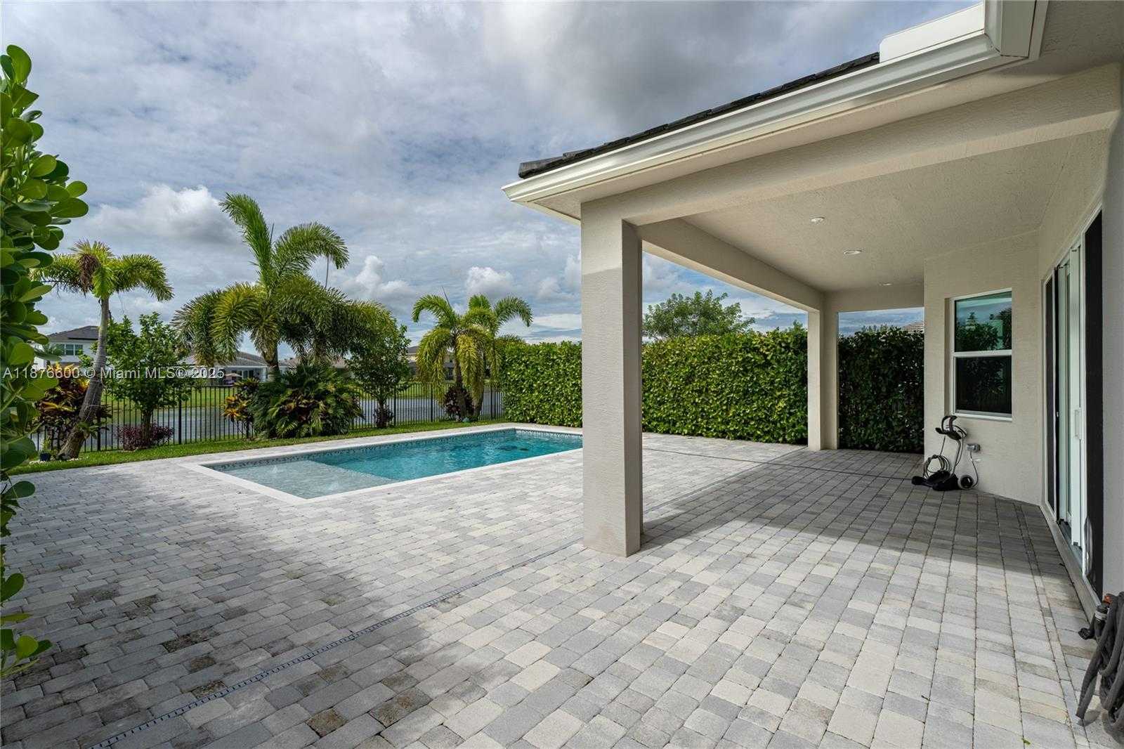 Small Image of 15431 GOLDFINCH CIR, Westlake Number 36