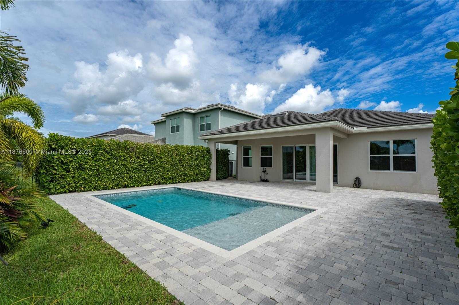 Small Image of 15431 GOLDFINCH CIR, Westlake Number 37