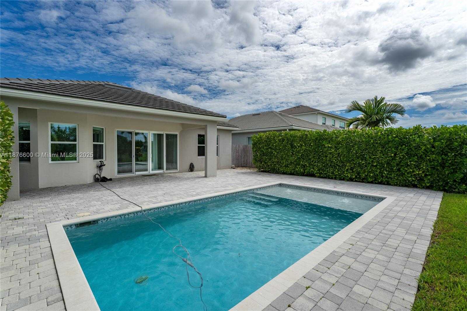 Small Image of 15431 GOLDFINCH CIR, Westlake Number 39