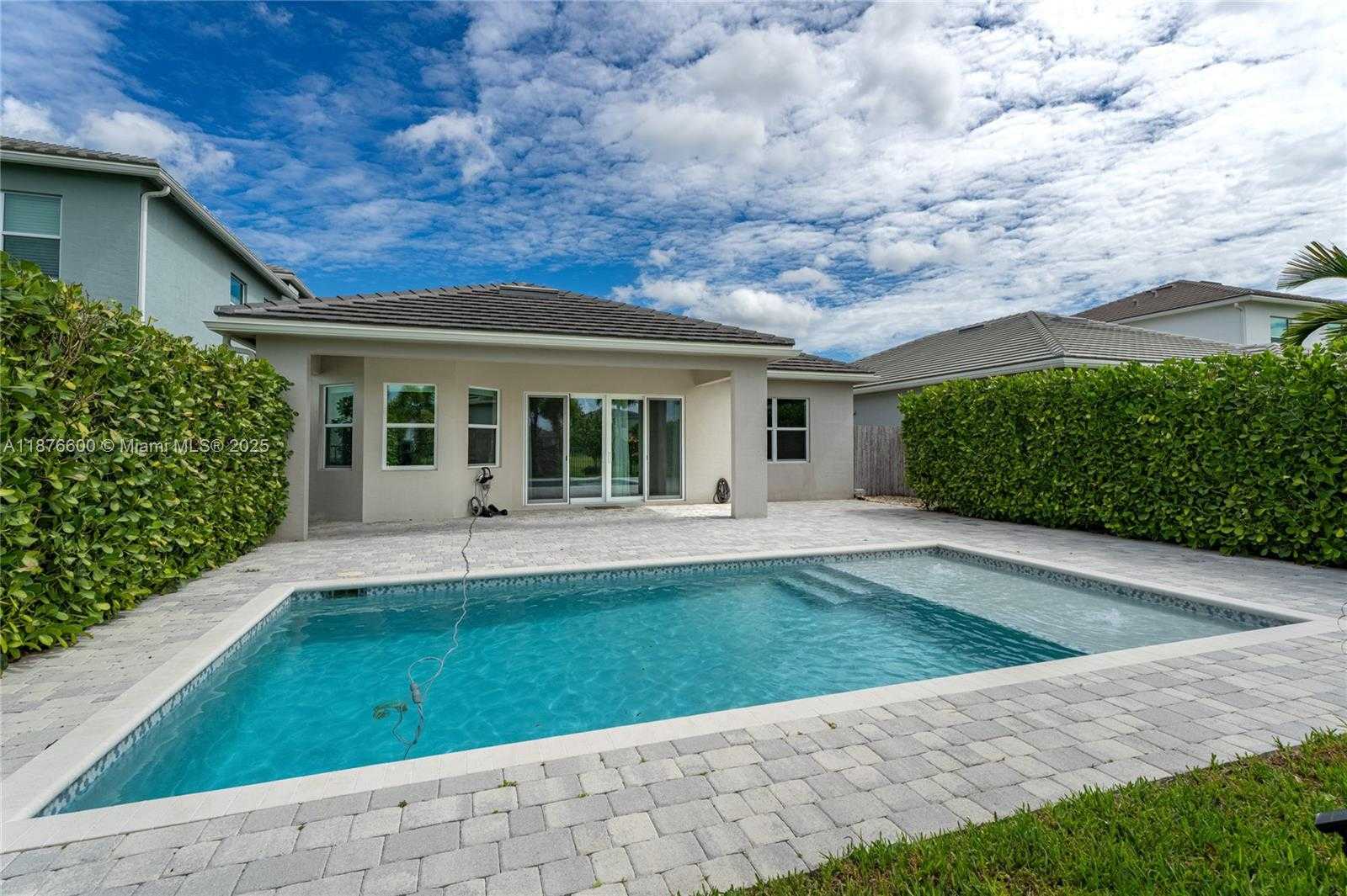 Small Image of 15431 GOLDFINCH CIR, Westlake Number 40
