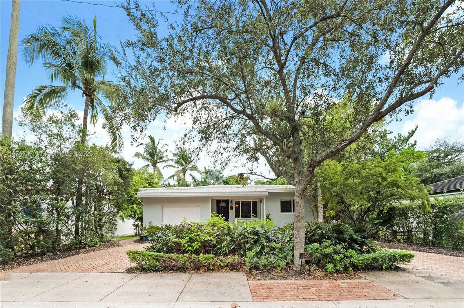 Small Image of 1235 EL RADO ST, Coral Gables Number 2