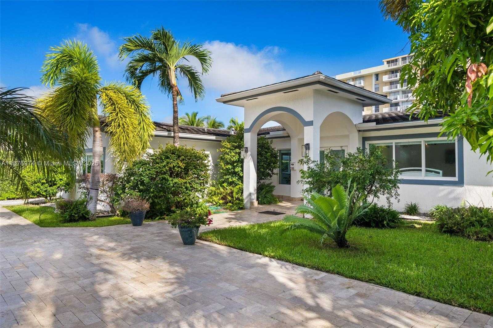 Small Image of 2105 ARCH CREEK DR, North Miami Number 2