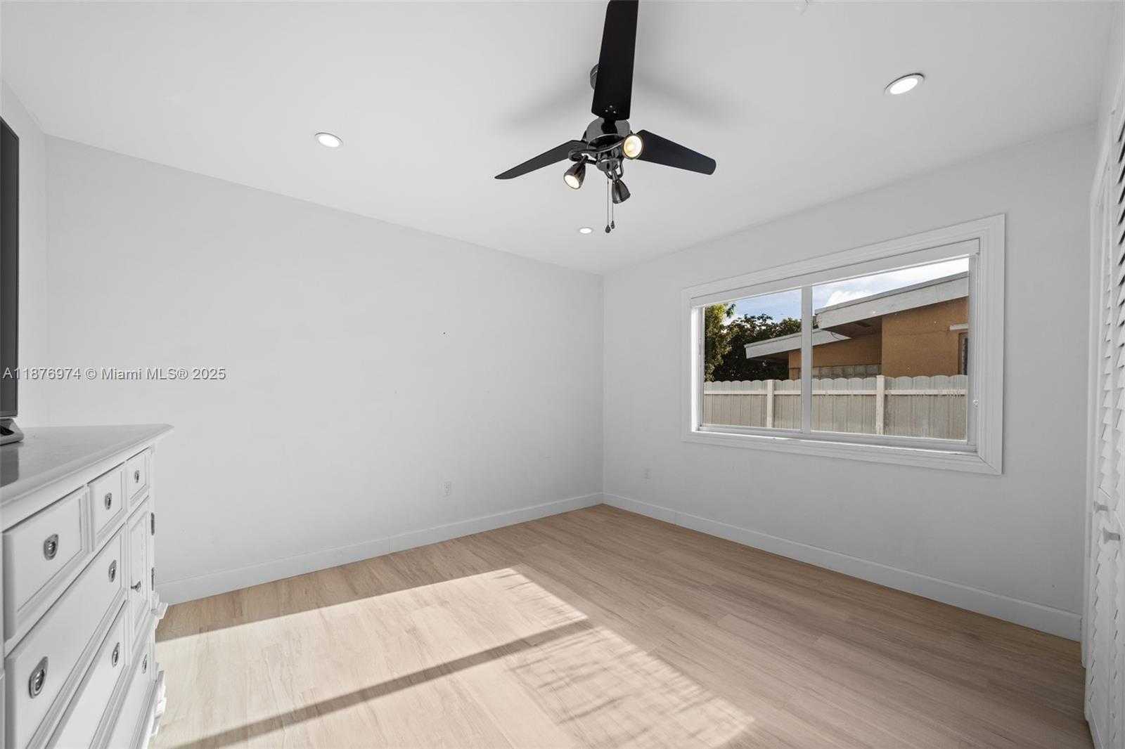 Small Image of 2105 ARCH CREEK DR, North Miami Number 35