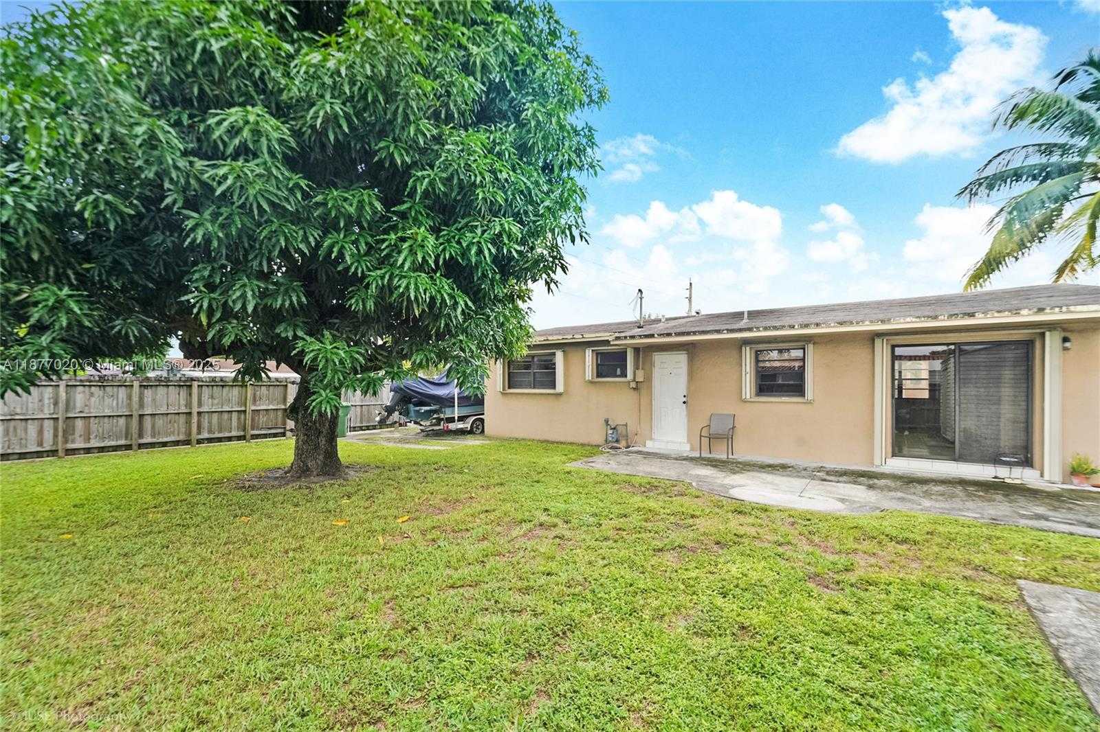 Small Image of 1005 WEST 36TH PL, Hialeah Number 2