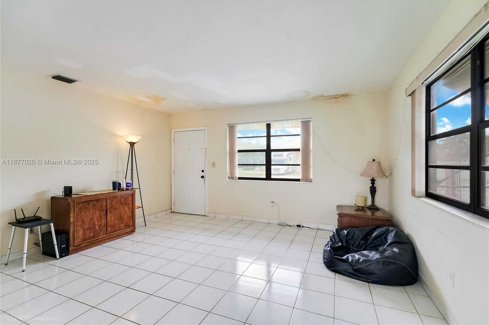 Small Image of 1005 WEST 36TH PL, Hialeah Number 3