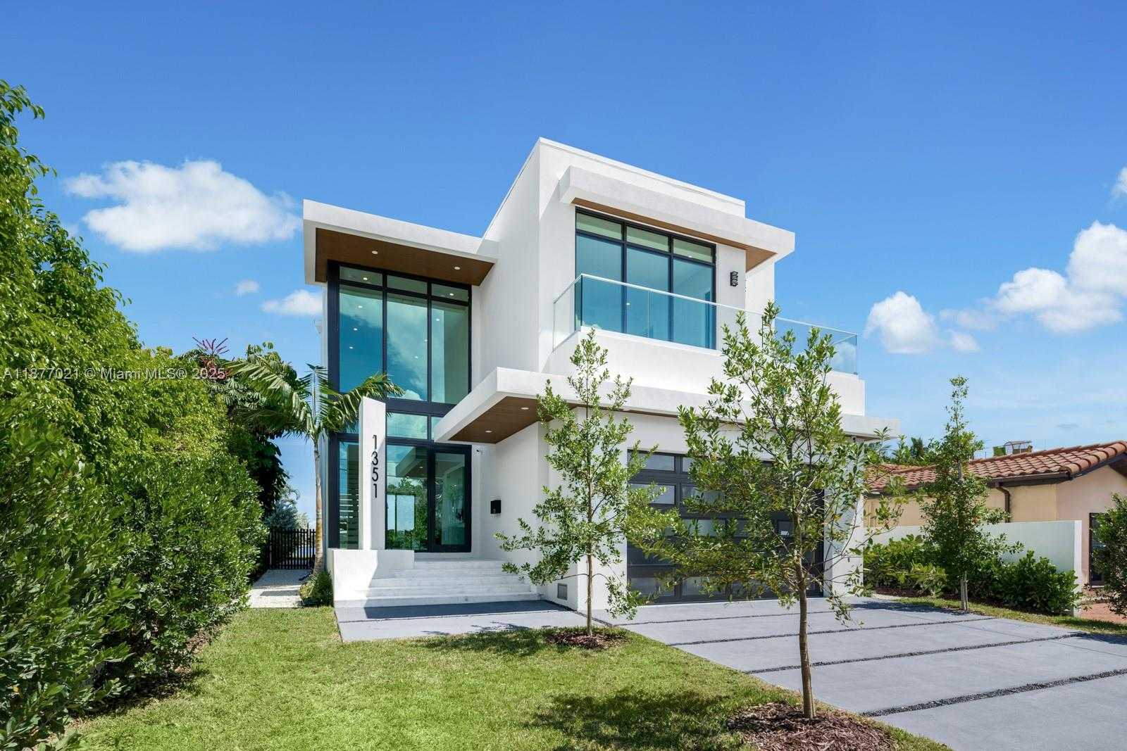 Small Image of 1351 STILLWATER DR, Miami Beach Number 31
