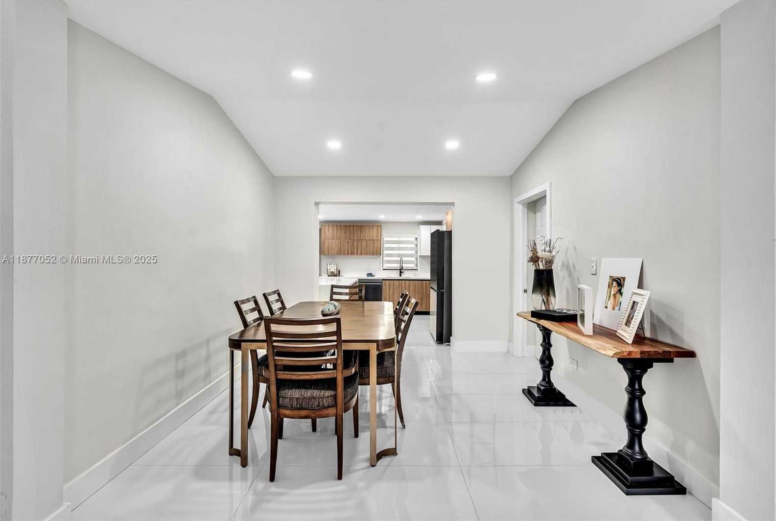 Small Image of 12680 NORTH MIAMI AVE, North Miami Number 16