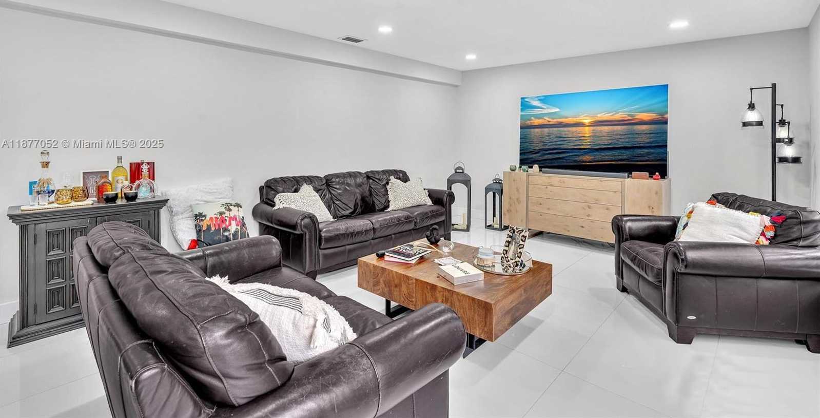 Small Image of 12680 NORTH MIAMI AVE, North Miami Number 27
