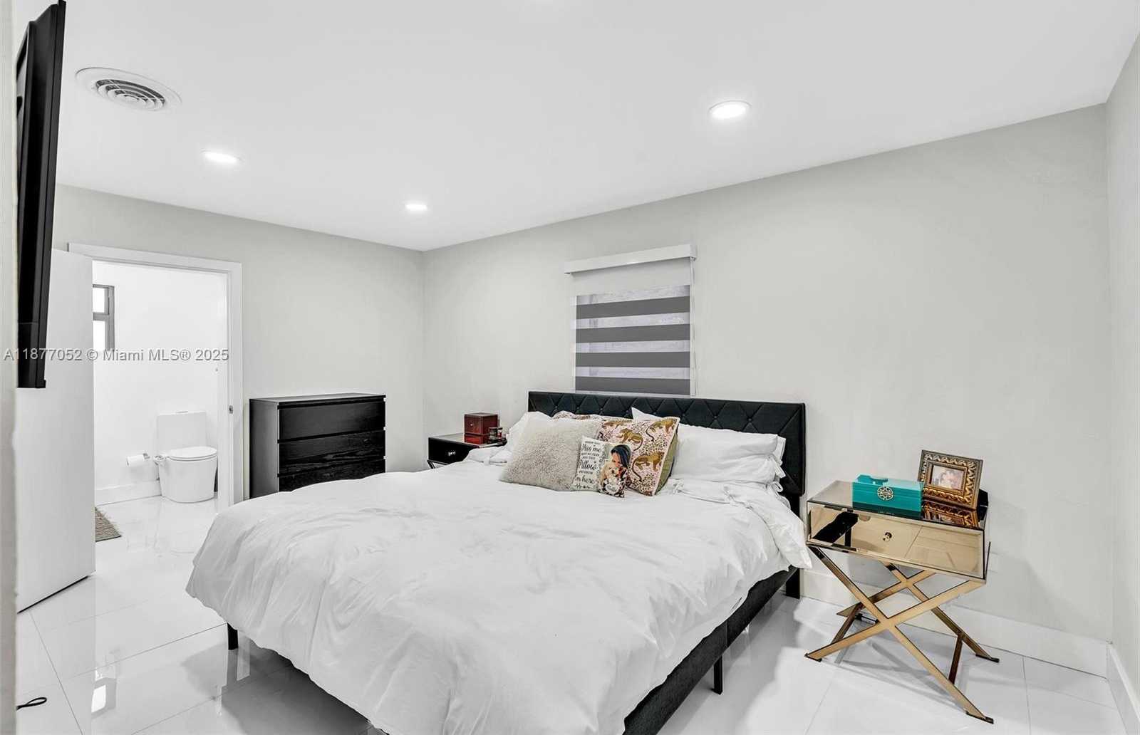 Small Image of 12680 NORTH MIAMI AVE, North Miami Number 31