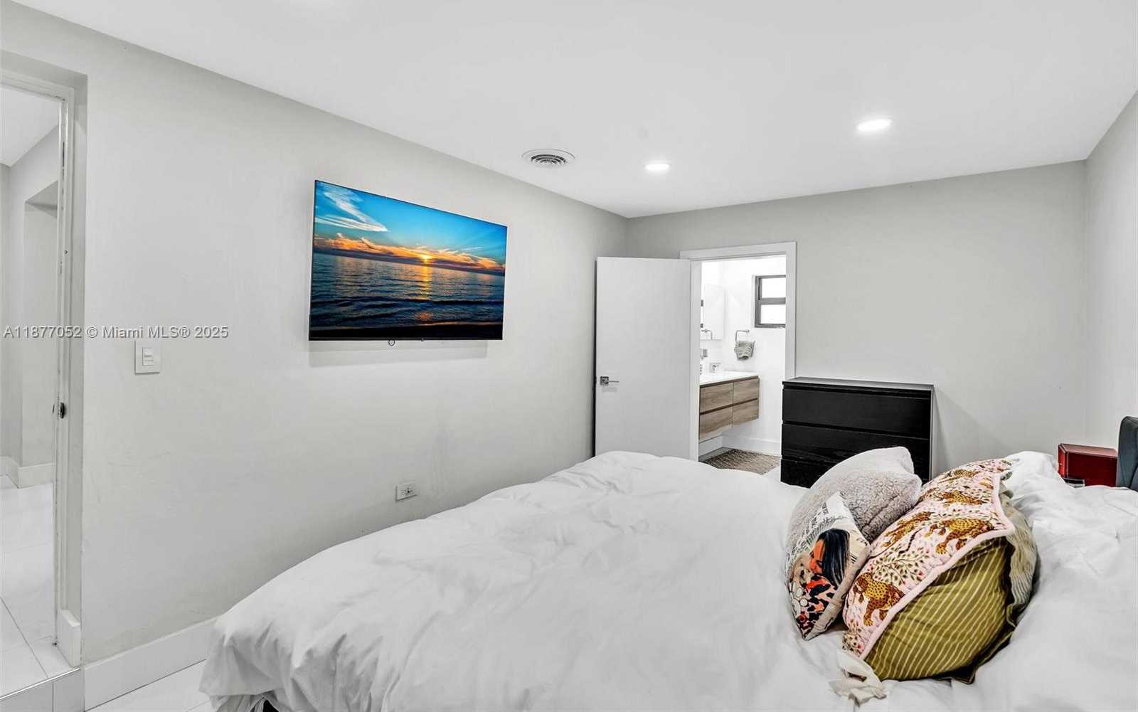 Small Image of 12680 NORTH MIAMI AVE, North Miami Number 32