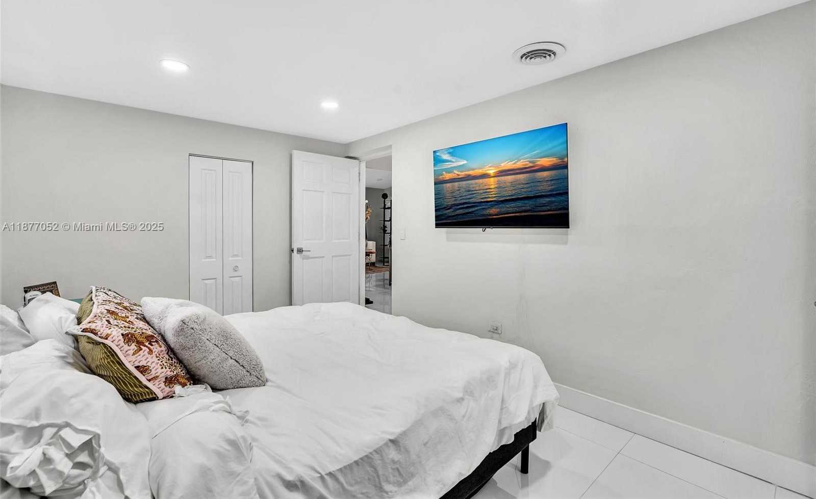 Small Image of 12680 NORTH MIAMI AVE, North Miami Number 33