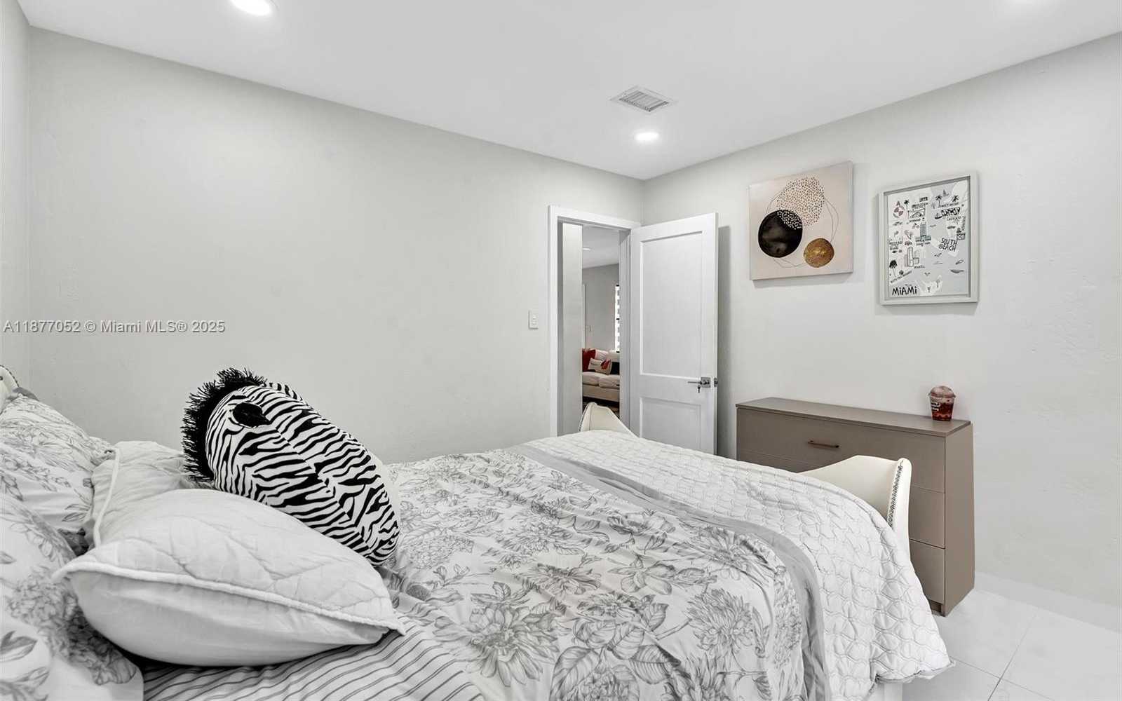 Small Image of 12680 NORTH MIAMI AVE, North Miami Number 46