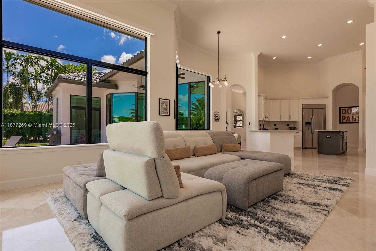 Small Image of 12641 NORTH STONEBROOK CIR, Davie Number 13