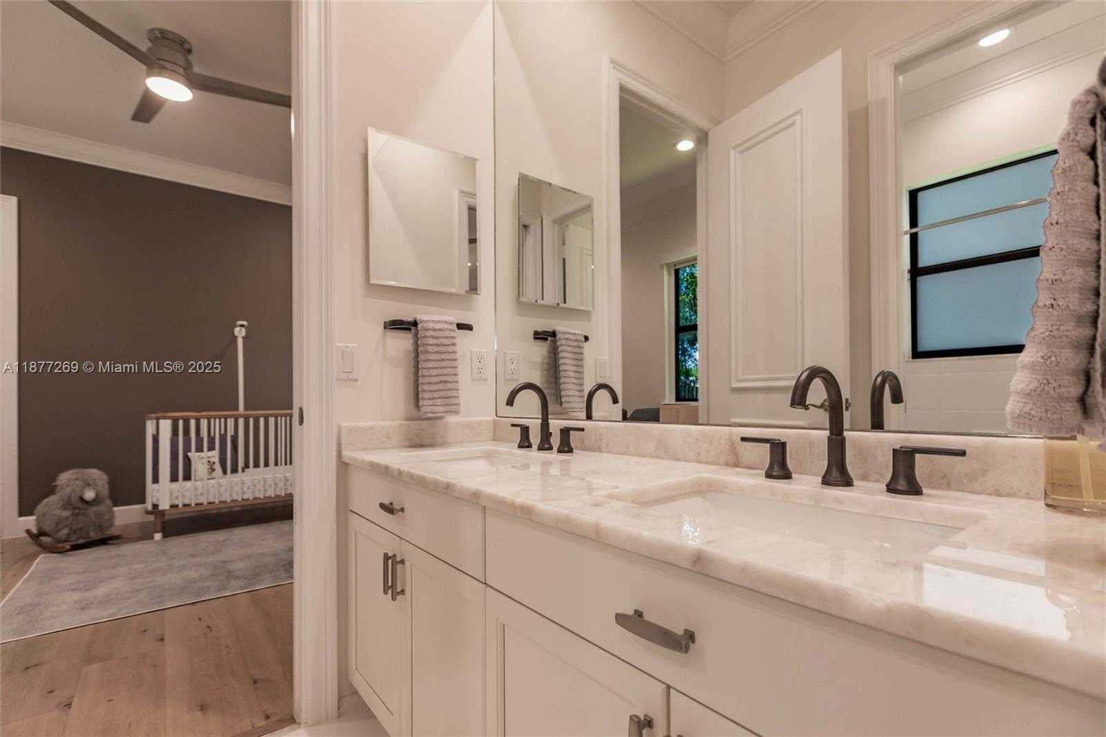 Small Image of 12641 NORTH STONEBROOK CIR, Davie Number 25