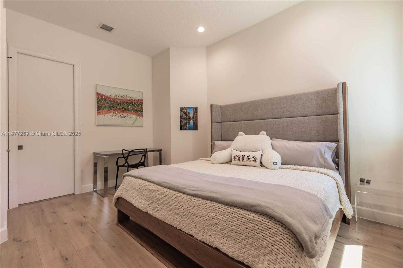 Small Image of 12641 NORTH STONEBROOK CIR, Davie Number 30