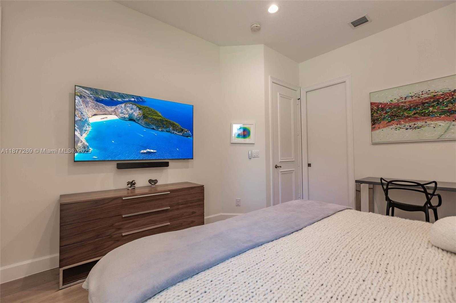 Small Image of 12641 NORTH STONEBROOK CIR, Davie Number 31