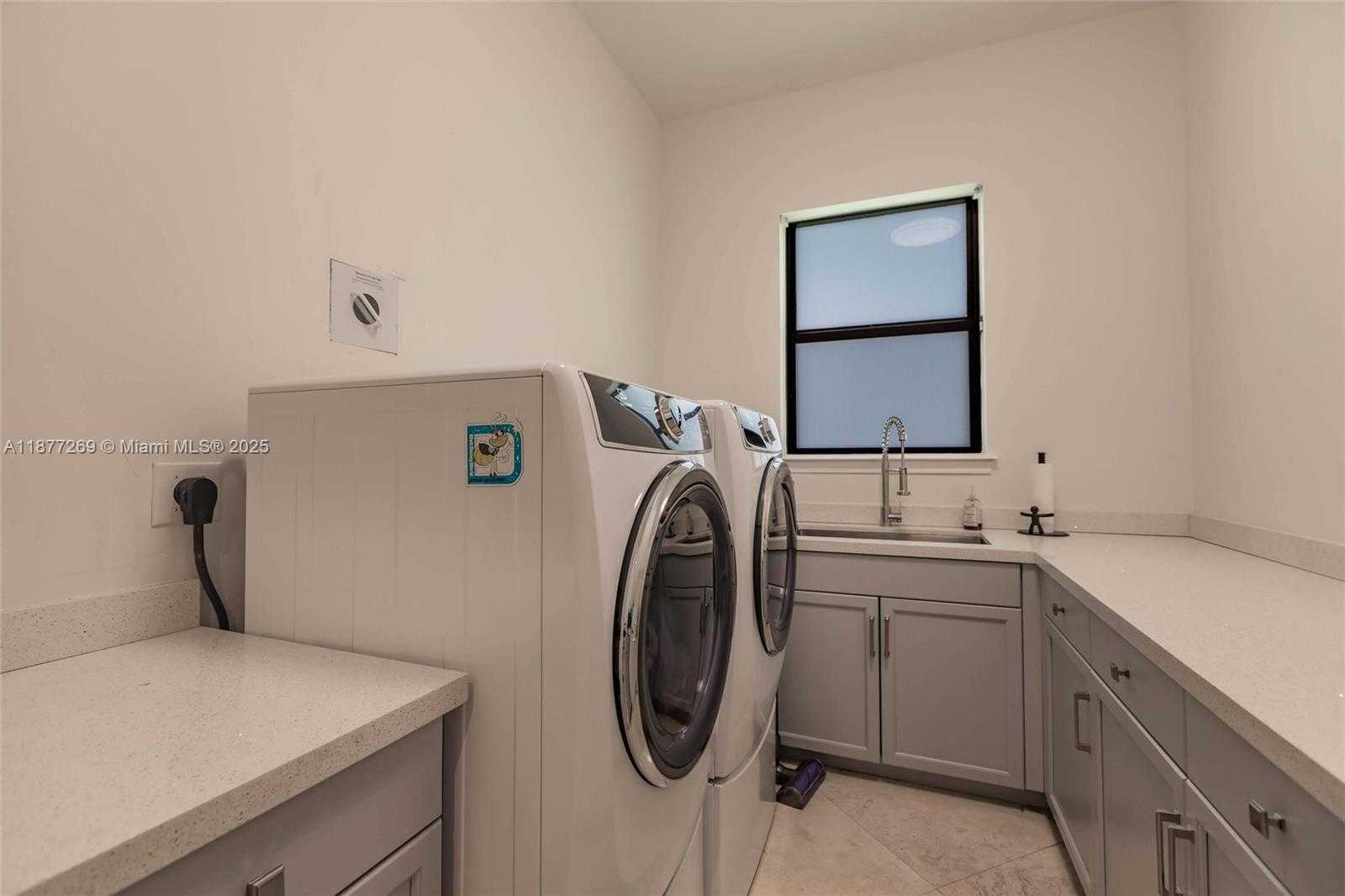 Small Image of 12641 NORTH STONEBROOK CIR, Davie Number 35