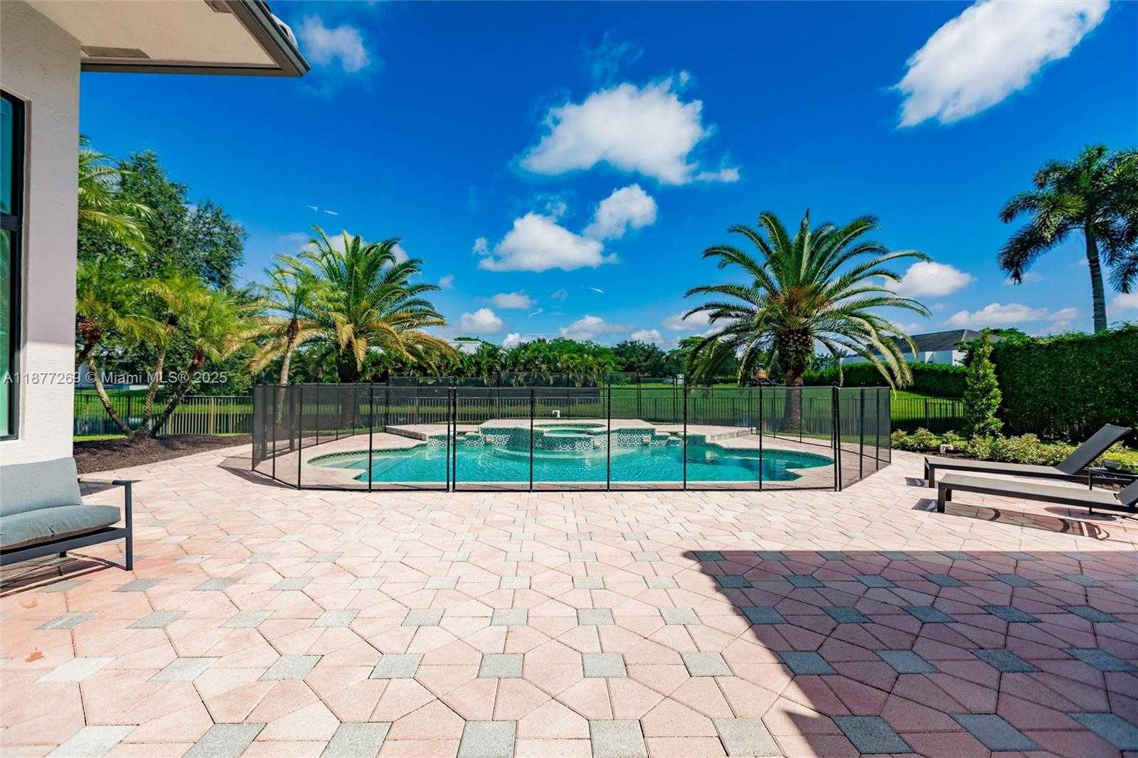Small Image of 12641 NORTH STONEBROOK CIR, Davie Number 37