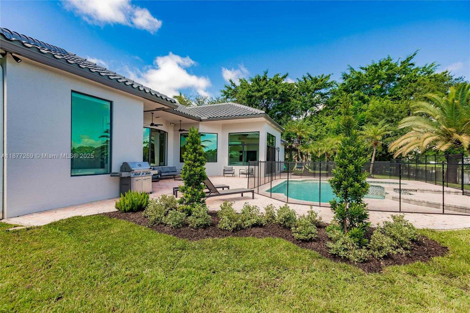 Small Image of 12641 NORTH STONEBROOK CIR, Davie Number 38
