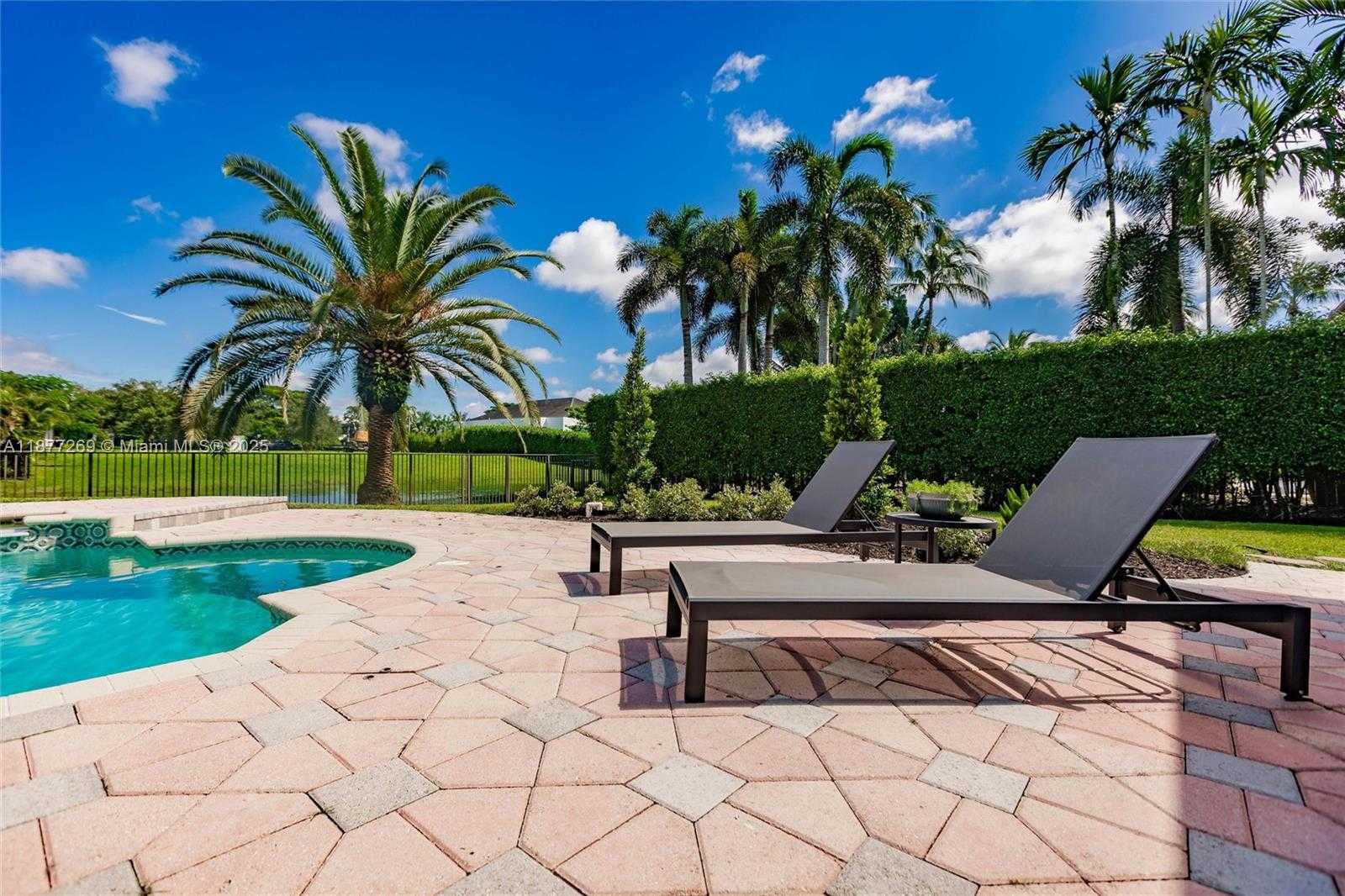 Small Image of 12641 NORTH STONEBROOK CIR, Davie Number 40