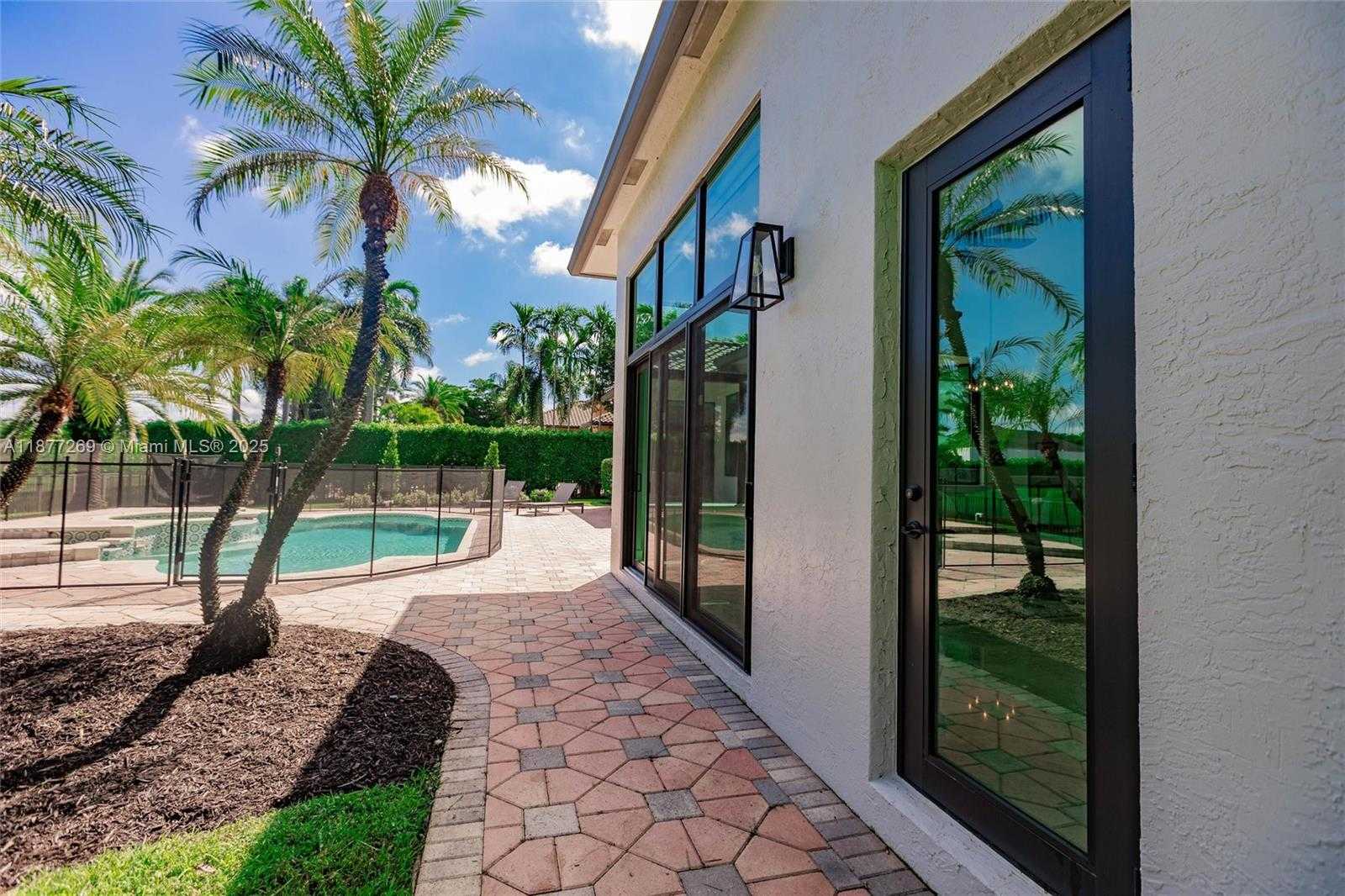 Small Image of 12641 NORTH STONEBROOK CIR, Davie Number 41