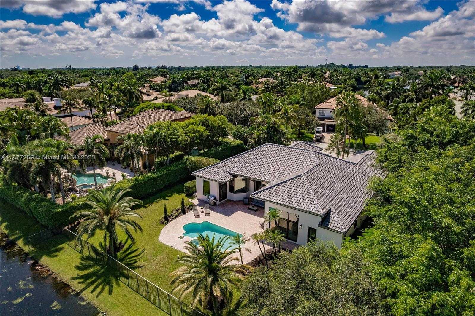 Small Image of 12641 NORTH STONEBROOK CIR, Davie Number 42