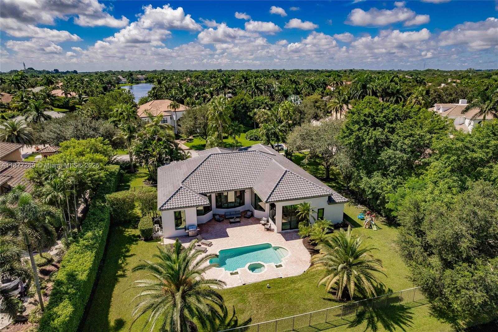 Small Image of 12641 NORTH STONEBROOK CIR, Davie Number 43